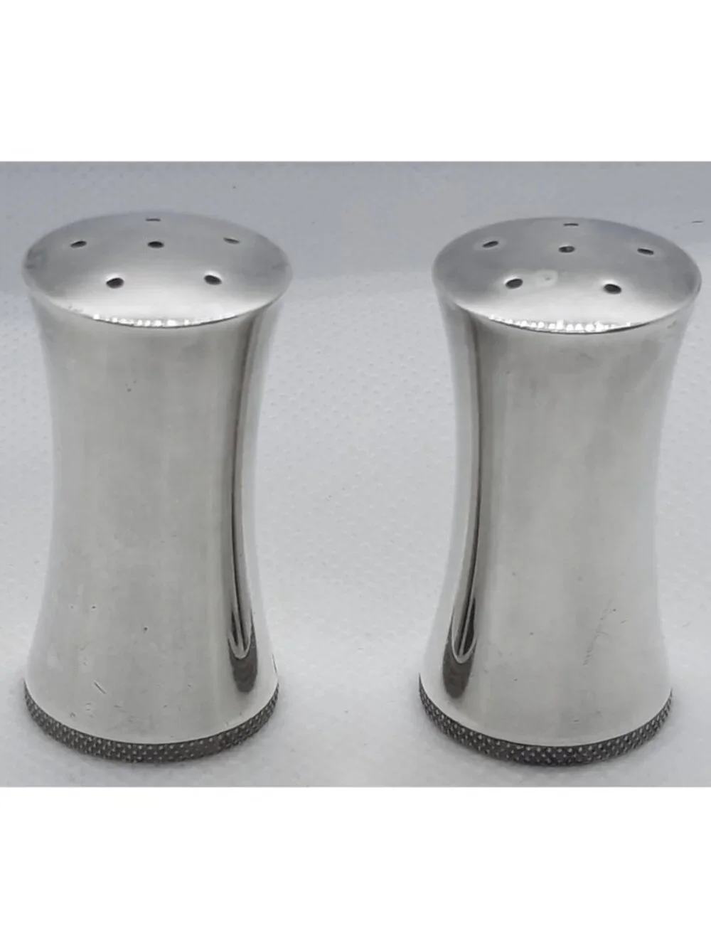 Salt & pepper shaker set silverplate, knurled bottom rim; I.F.S. Ltd England